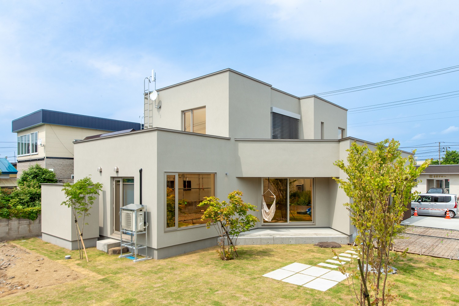 斜めに開く下がり土間の家